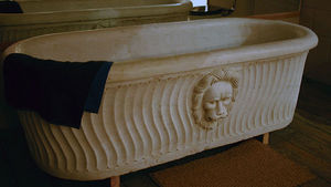 Drummonds Architectural Antiques - marble bath - Baignoire Sur Pieds