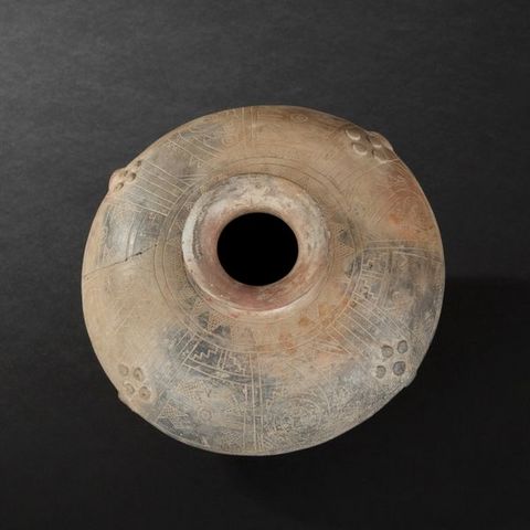 Expertissim - Objet d'art précolombien-Expertissim-Vase lenticulaire en terre cuite à décor incisé. C