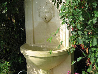 HISTOIRE DE JARDIN - fontaine de jardin d'appui en pierre taillée - Fuente Mural