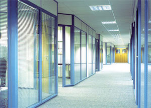 Avon Partitioning Services - floor to doorhead double glazed with blinds - Parete Divisoria Ufficio
